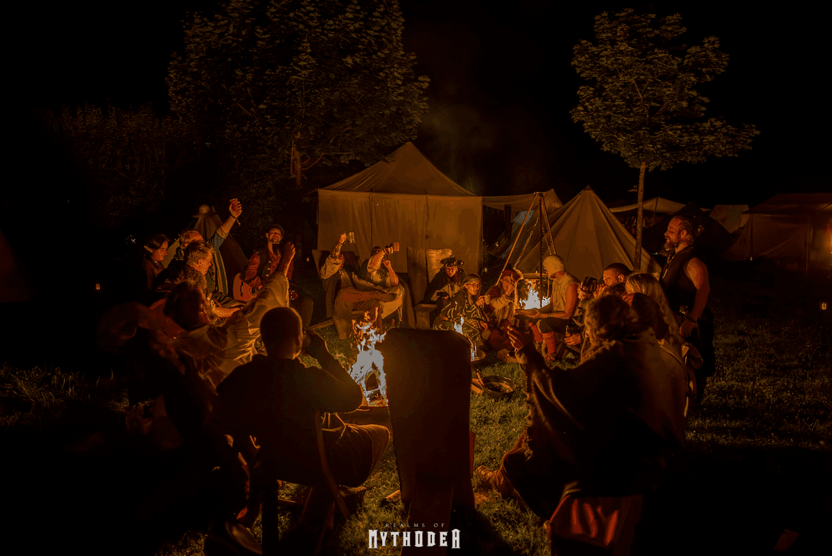 Menschen ums Lagerfeuer