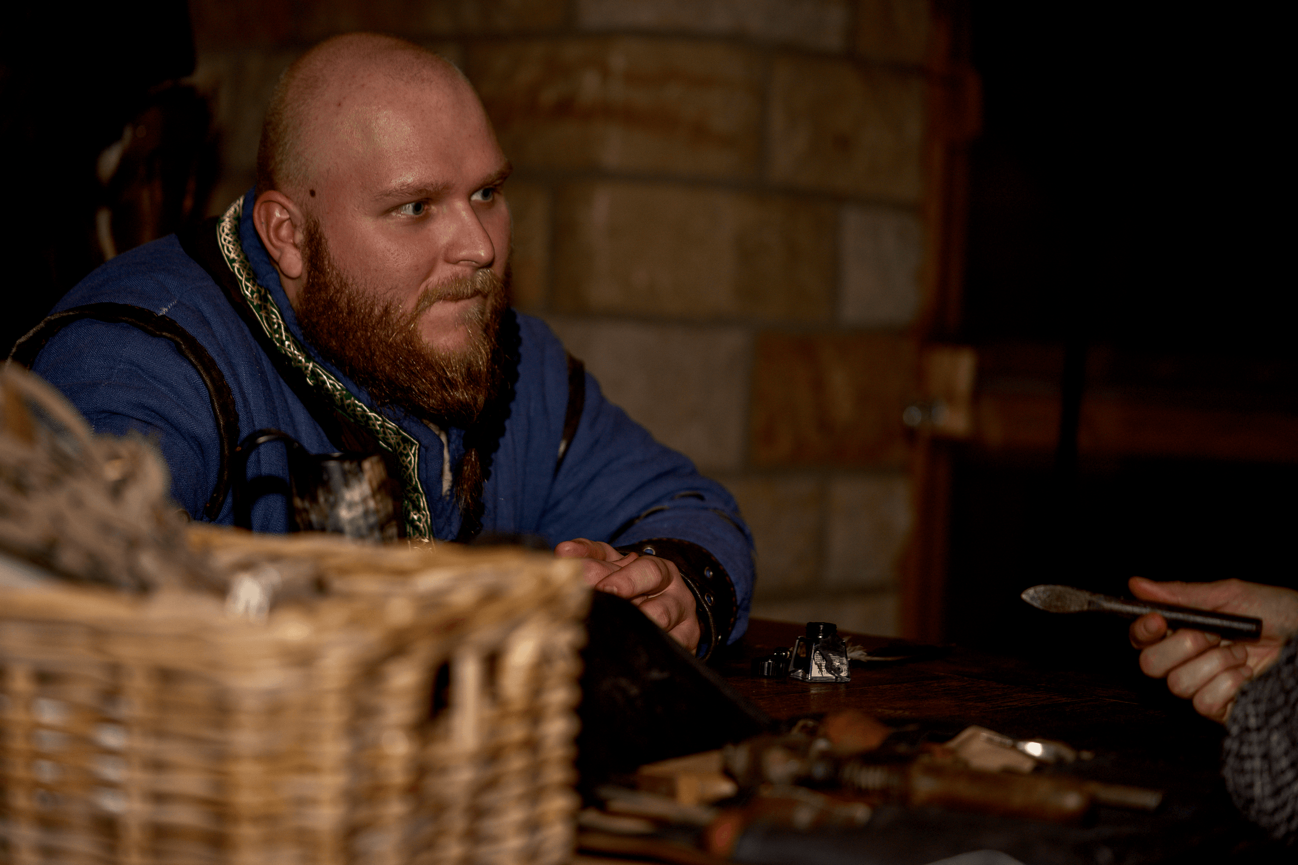 Spieler in blauen Gambeson mit Seitenschnürung in der Taverne